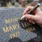 Gouden grafsteenmarker voor vervaagde letters
