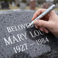 Gouden grafsteenmarker voor vervaagde letters