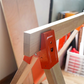 🛠️Nooit meer wiebelen of wegglijden! Deze versterkte zaagbokbeugel met antislip grijptanden, neerwaartse klem & koudgewalst staal maakt in seconden een rotsvaste zaagbok!