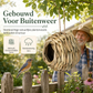 Handgevlochten bolvormig vogelnest van stro met ronde opening voor buitendecoratie in tuin en op erf